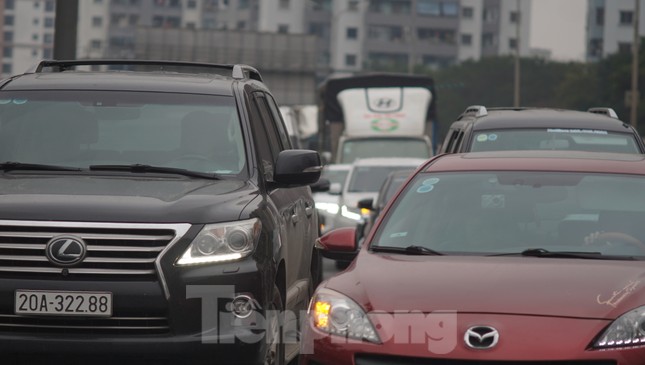 Ô tô tắc hàng cây số từ cao tốc Pháp Vân vào Hà Nội sau Tết Dương lịch - Ảnh 4.