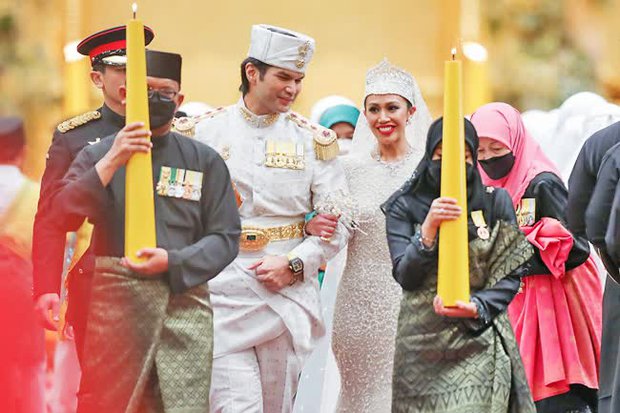 Đám cưới toàn vàng ròng kéo dài 9 ngày của Công chúa Brunei thể hiện đẳng cấp xa hoa của hoàng gia giàu bậc nhất thế giới - Ảnh 4.