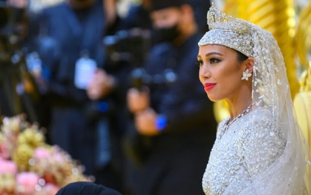 Đám cưới toàn vàng ròng kéo dài 9 ngày của Công chúa Brunei thể hiện đẳng cấp xa hoa của hoàng gia giàu bậc nhất thế giới - Ảnh 2.