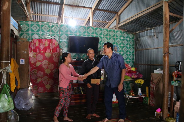 Bộ trưởng Lê Minh Hoan cùng Chủ tịch tỉnh Đồng Tháp thăm, tặng quà gia đình bé Hạo Nam - Ảnh 7.
