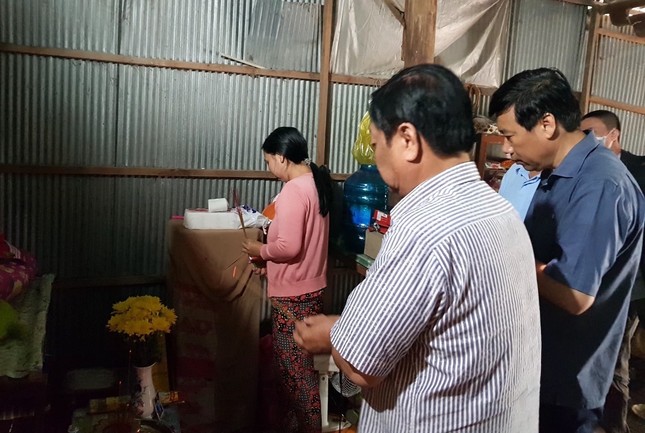 Bộ trưởng Lê Minh Hoan cùng Chủ tịch tỉnh Đồng Tháp thăm, tặng quà gia đình bé Hạo Nam - Ảnh 2.