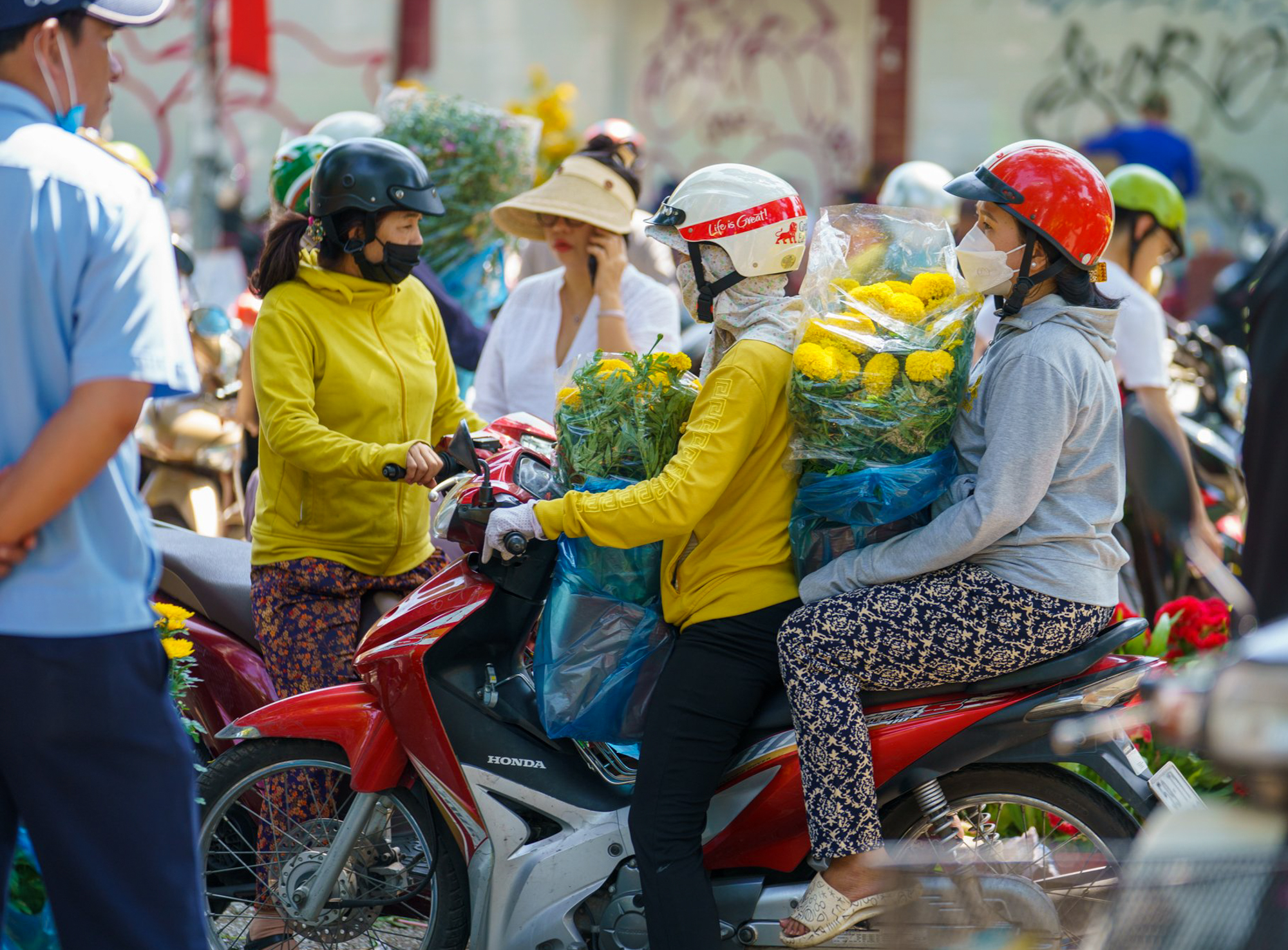 Chiều 30 Tết, hạ giá rẻ bèo vẫn không có người mua, tiểu thương bỏ thêm tiền chở hoa về - Ảnh 4.