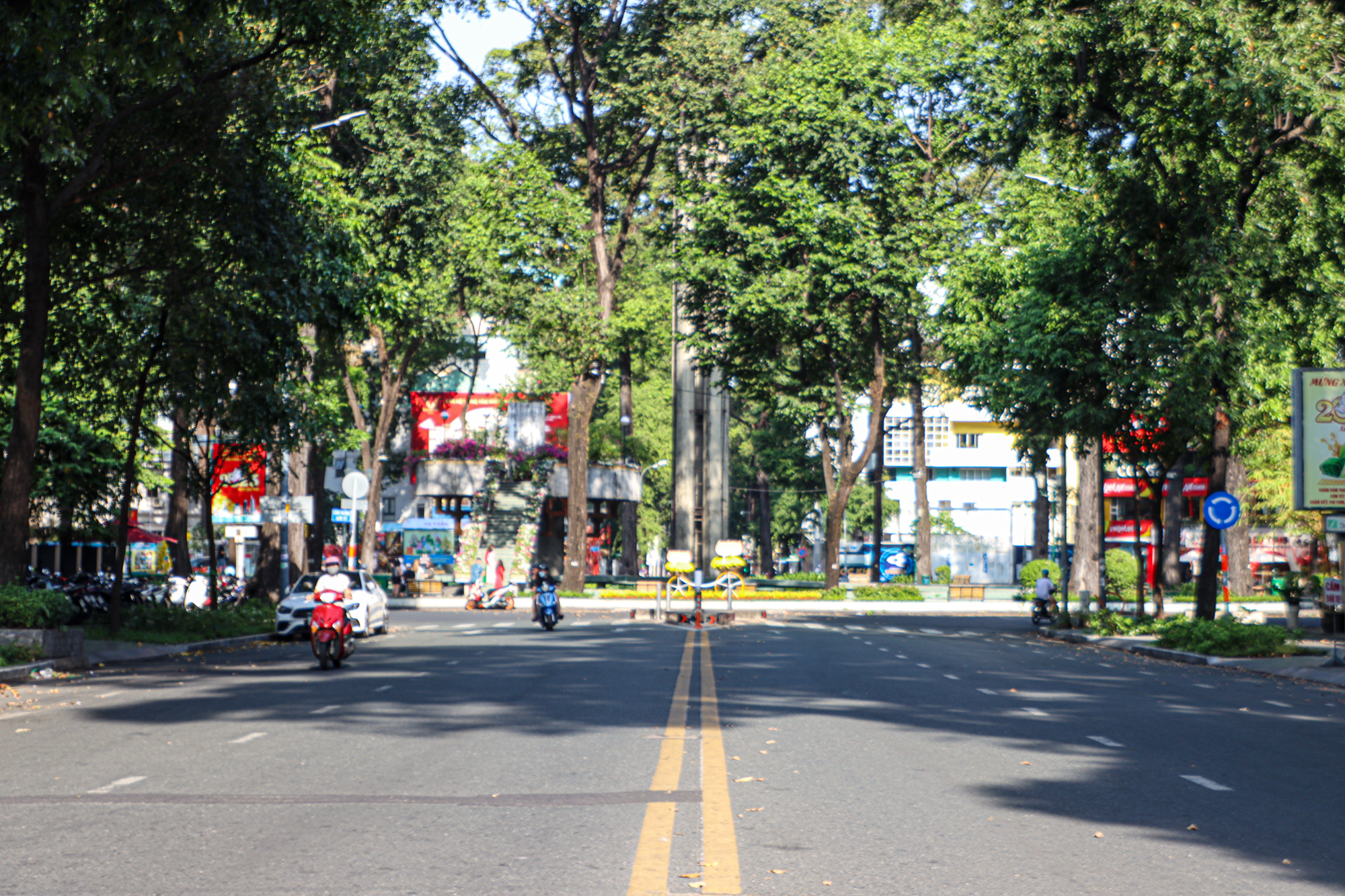 Thành phố Hồ Chí Minh vắng vẻ vào sáng 30 Tết - Ảnh 5.