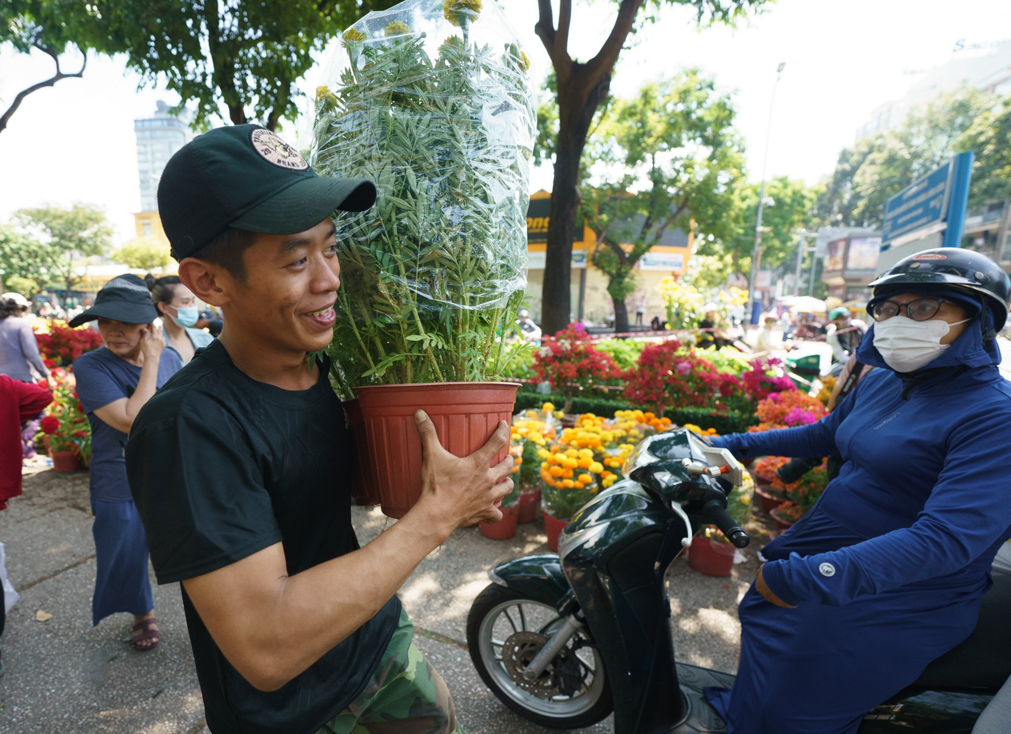 Chiều 30 Tết, hạ giá rẻ bèo vẫn không có người mua, tiểu thương bỏ thêm tiền chở hoa về - Ảnh 6.