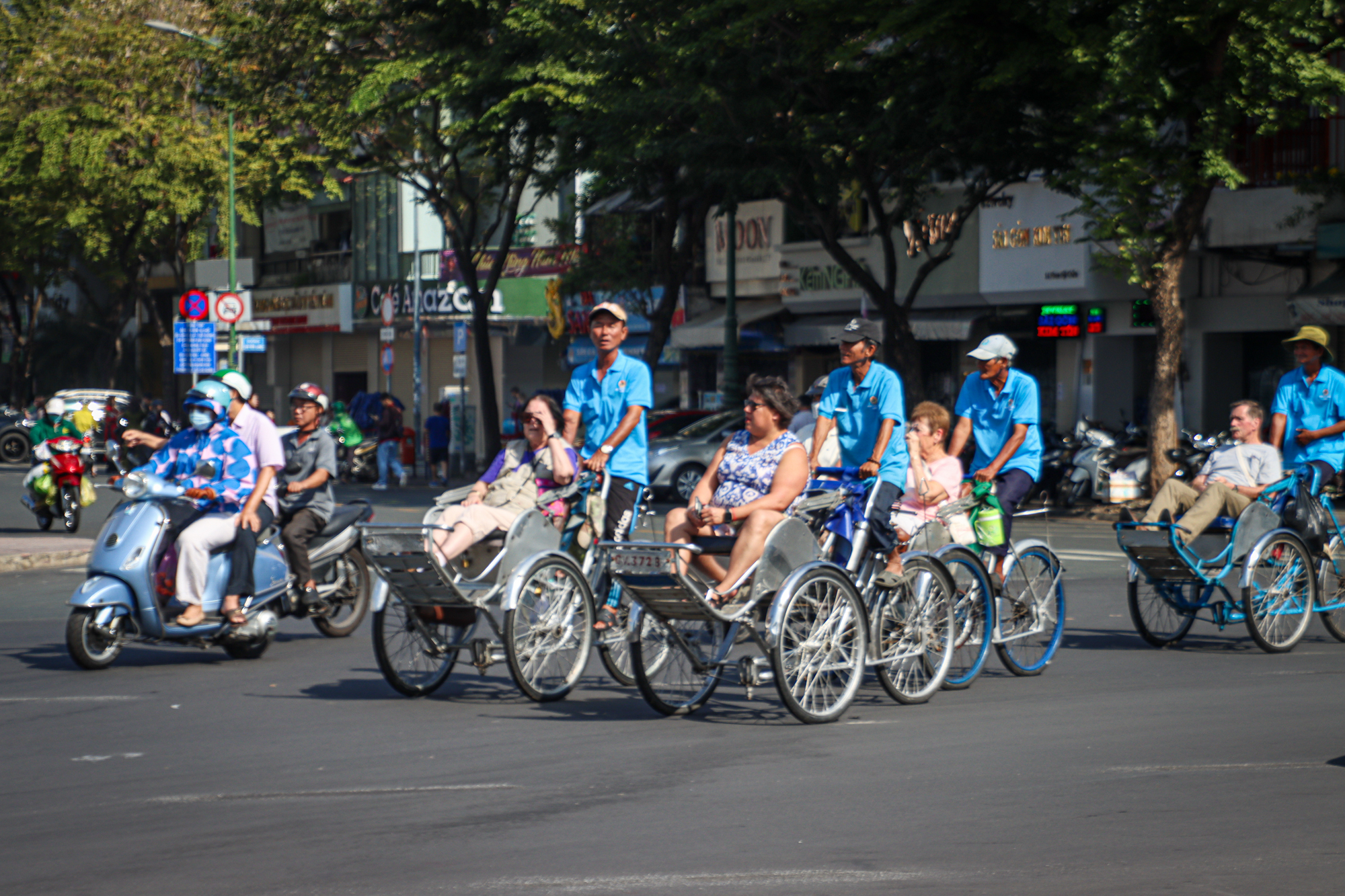 Thành phố Hồ Chí Minh vắng vẻ vào sáng 30 Tết - Ảnh 8.