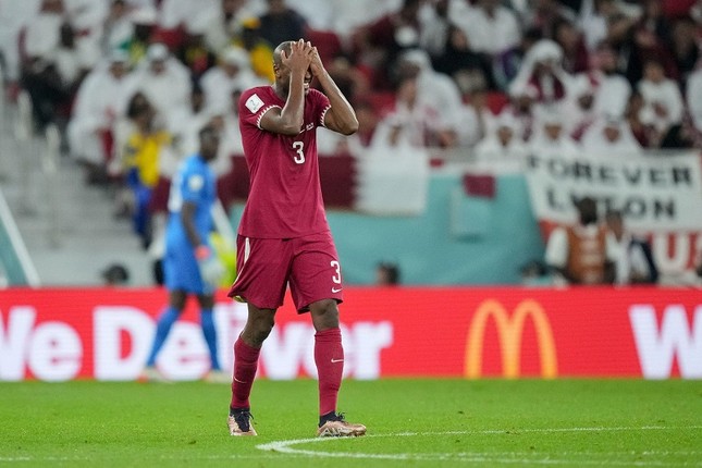 Ngôi sao Qatar bị treo giò vô thời hạn vì cãi nhau với người hâm mộ - Ảnh 1.