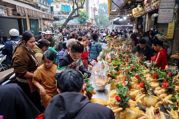 Người dân Thủ đô chen chân mua đồ cúng ở chợ nhà giàu ngày 30 Tết - Ảnh 5.