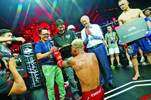 Nhà vô địch giải MMA đầu tiên của Việt Nam và giấc mơ đưa võ Việt bay xa - Ảnh 1.