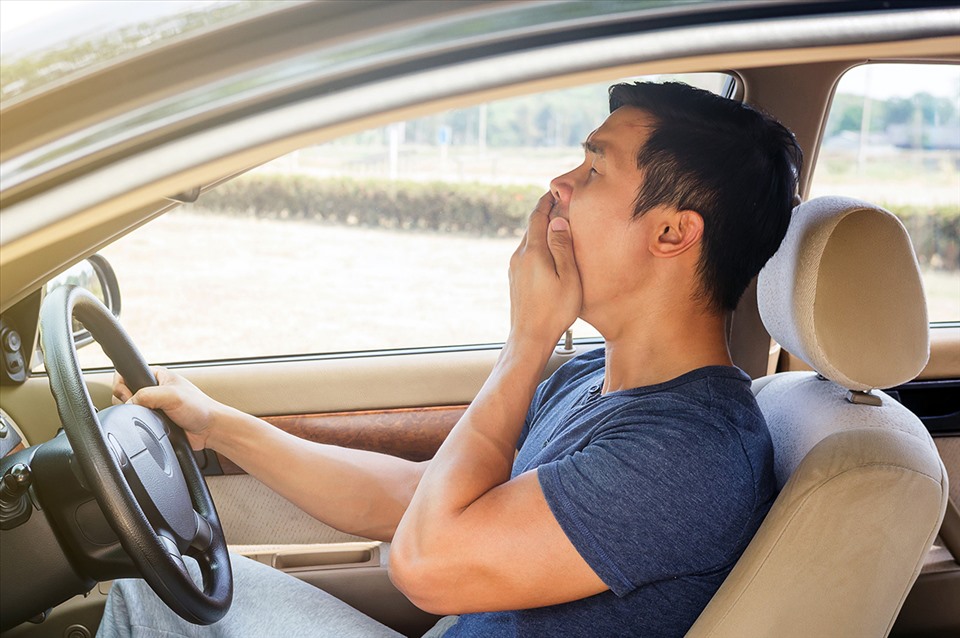 Kinh nghiệm lái xe: Làm thế nào để hết buồn ngủ khi lái xe? - Ảnh 1.