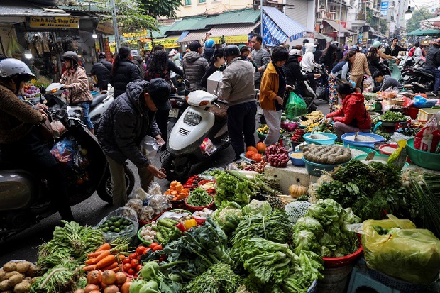 Người dân Thủ đô chen chân mua đồ cúng ở chợ nhà giàu ngày 30 Tết - Ảnh 13.