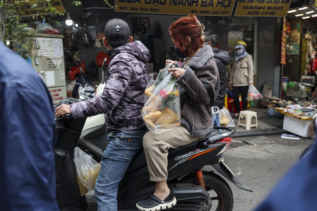 Người dân Thủ đô chen chân mua đồ cúng ở chợ nhà giàu ngày 30 Tết - Ảnh 10.