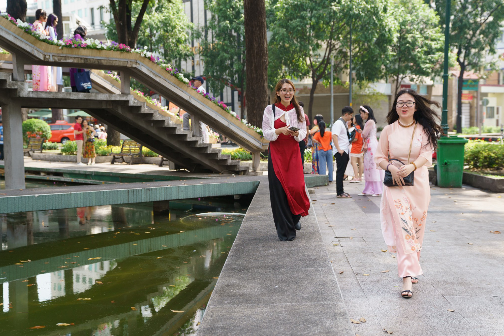 Người thành phố Hồ Chí Minh nô nức du xuân trong sáng mùng 1 Tết Quý Mão - Ảnh 6.