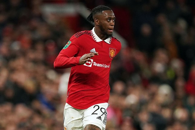 HLV Ten Hag hé lộ nguyên nhân giúp Wan-Bissaka hồi sinh ở MU - Ảnh 1.