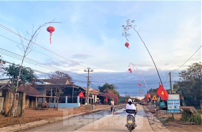 Cao nguyên Đắk Lắk dựng nêu đón Tết - Ảnh 1.