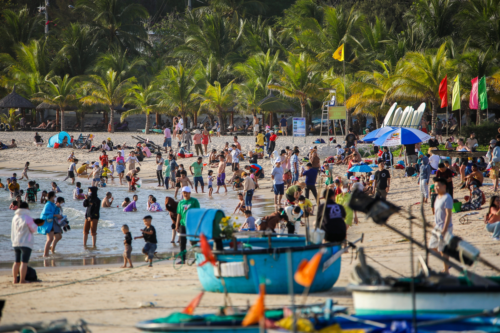 Bãi biển Phan Thiết đông đúc du khách vào mùng 2 Tết Quý Mão - Ảnh 1.