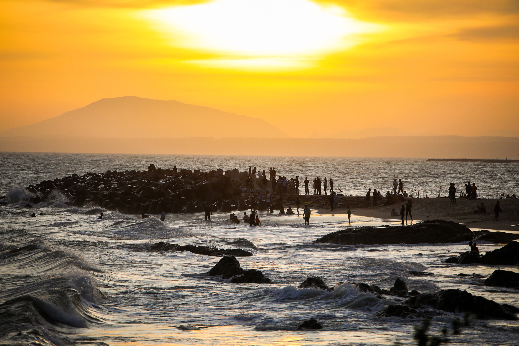 Bãi biển Phan Thiết đông đúc du khách vào mùng 2 Tết Quý Mão - Ảnh 11.