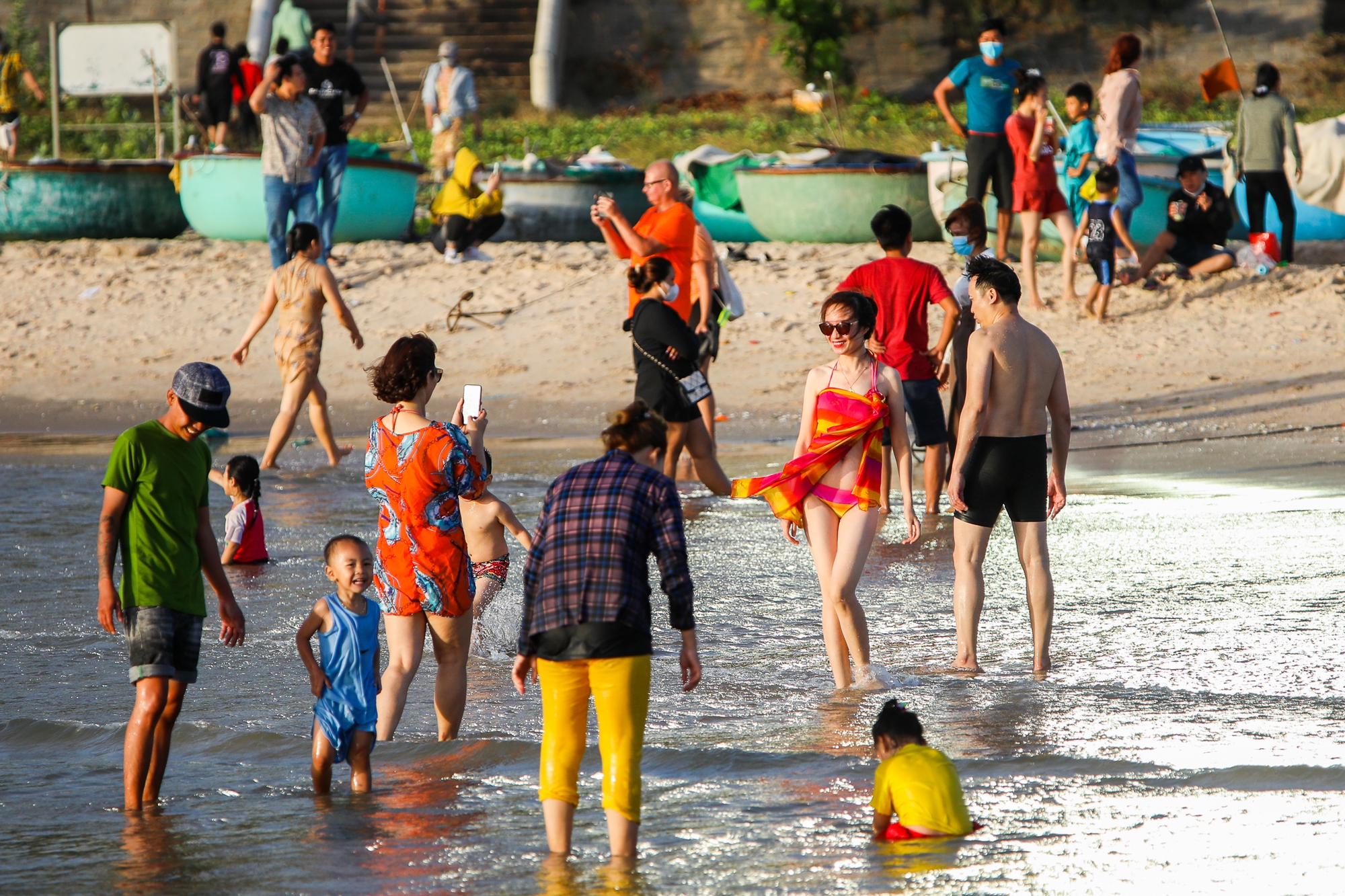 Bãi biển Phan Thiết đông đúc du khách vào mùng 2 Tết Quý Mão - Ảnh 2.