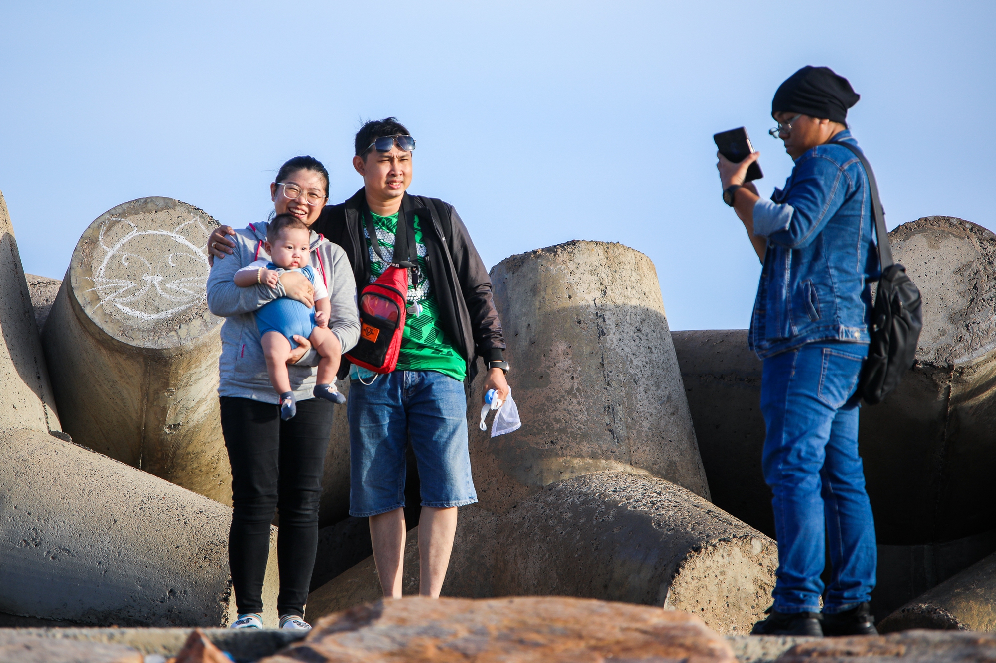 Bãi biển Phan Thiết đông đúc du khách vào mùng 2 Tết Quý Mão - Ảnh 5.