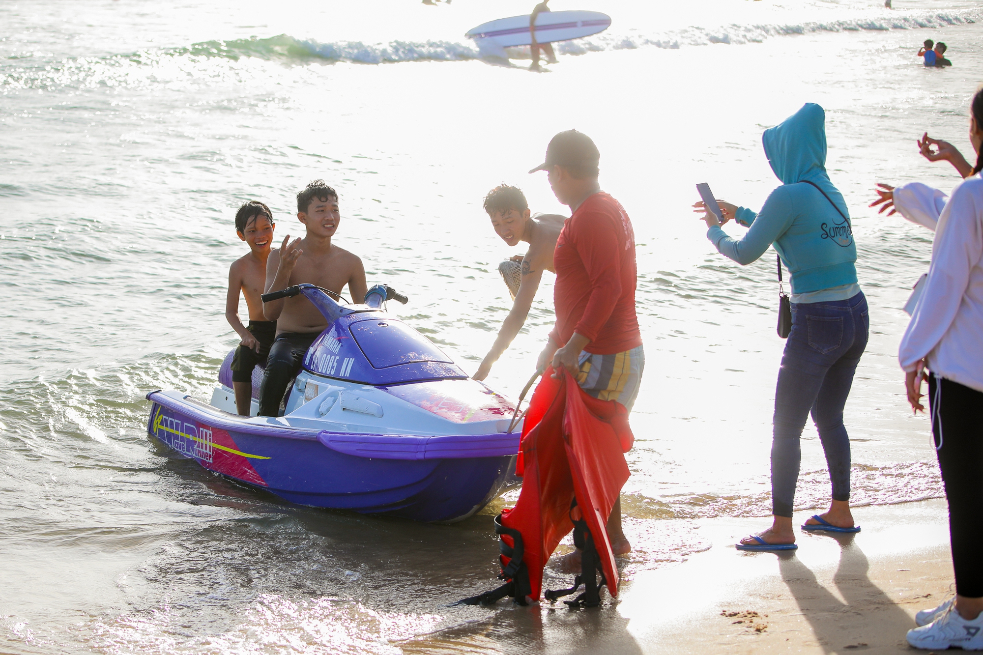 Bãi biển Phan Thiết đông đúc du khách vào mùng 2 Tết Quý Mão - Ảnh 8.