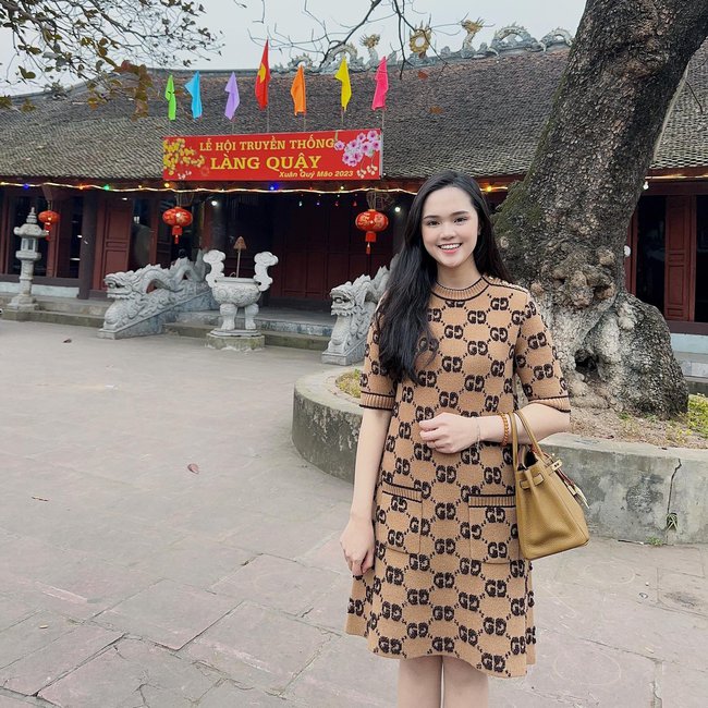 Dàn WAGs Việt diện đẹp chơi Tết: Yến Xuân vừa sexy vừa truyền thống, vợ Quế Ngọc Hải ấn tượng với outfit bỉm sữa - Ảnh 9.