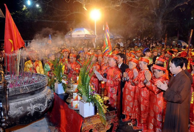 Các gia đình du xuân đầu năm ở những lễ hội truyền thống, vừa linh thiêng, vừa không lo về giá - Ảnh 13.