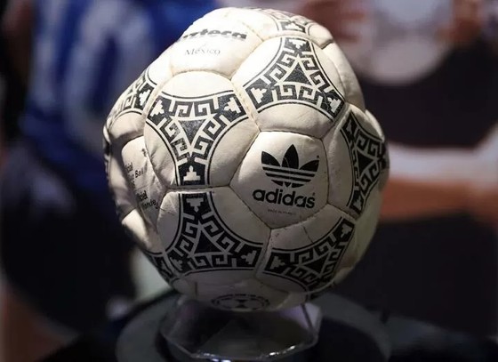 Đấu giá quả bóng Bàn tay của Chúa của Maradona - Ảnh 1.