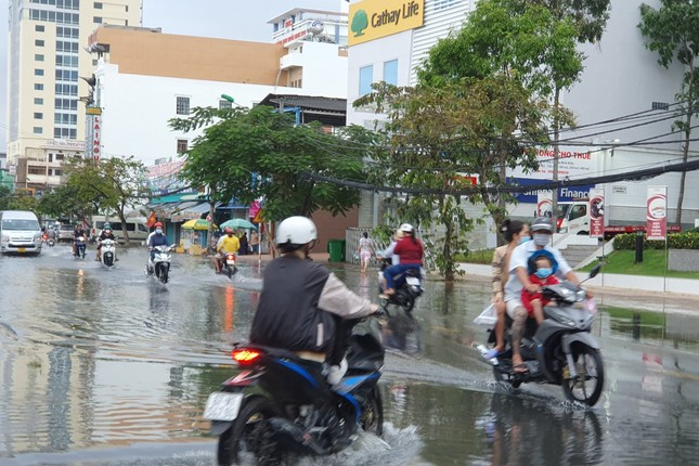 Bất thường đường phố TP. Cần Thơ ngập sâu trong nước dịp Tết Nguyên đán - Ảnh 8.