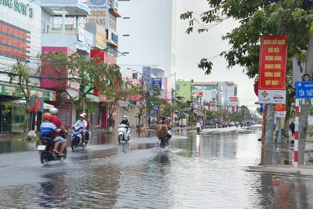 Bất thường đường phố TP. Cần Thơ ngập sâu trong nước dịp Tết Nguyên đán - Ảnh 7.