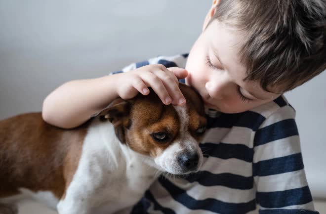  Khi trẻ em hành hạ động vật: Biểu hiện tâm lý cần quan tâm nhưng đa phần bị phụ huynh bỏ qua  - Ảnh 2.