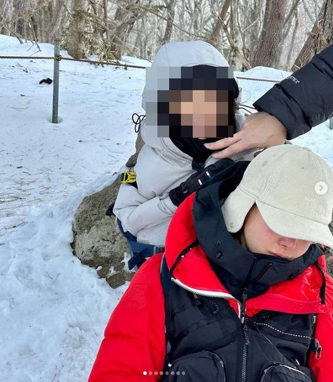  Mỹ nhân Vườn Sao Băng bị tố lạm dụng trẻ em, nguyên nhân vì đưa con trai mới 5 tuổi lên núi tuyết cao tận 2000m? - Ảnh 2.