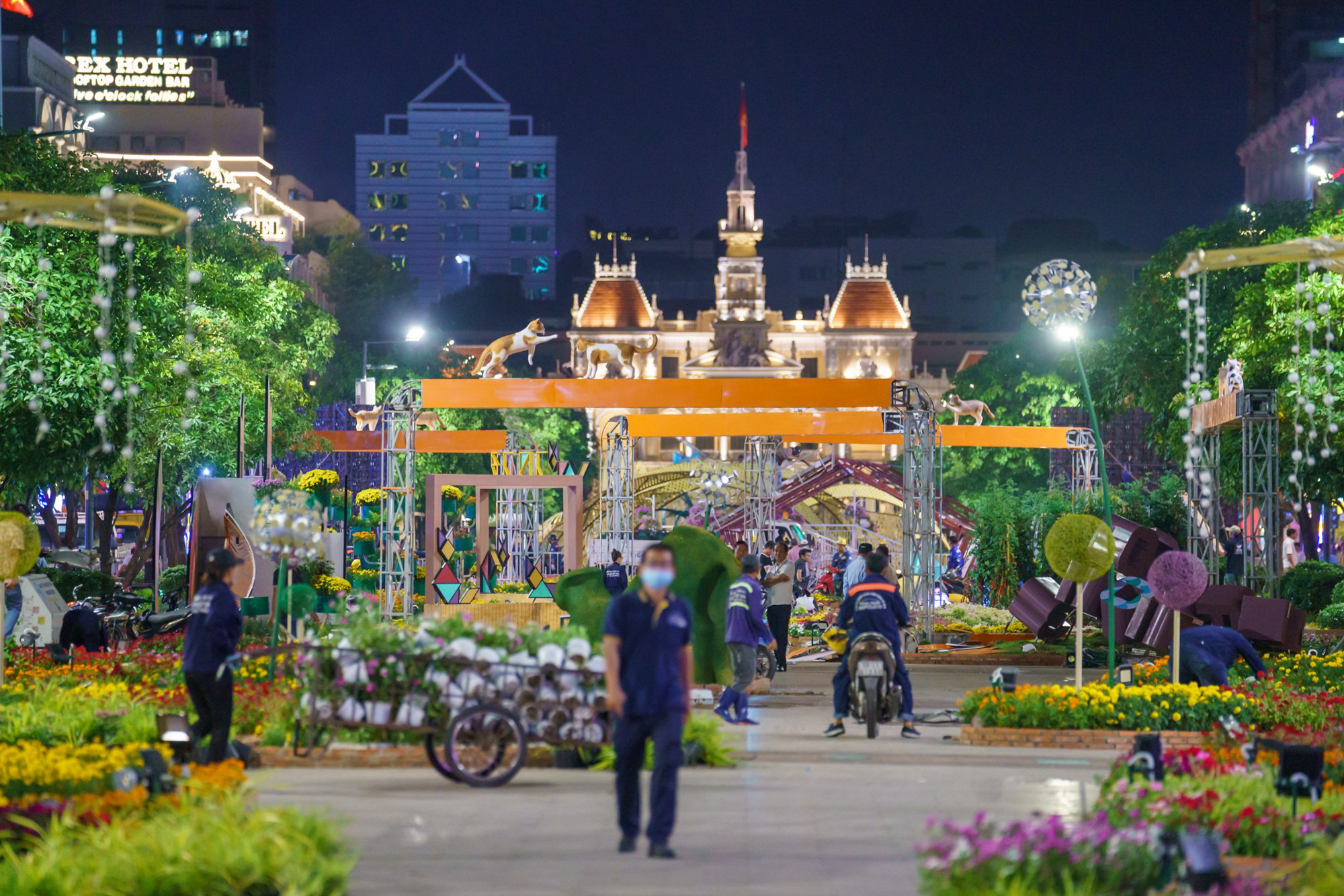 Xuyên đêm tháo dỡ đường hoa Nguyễn Huệ - Ảnh 1.