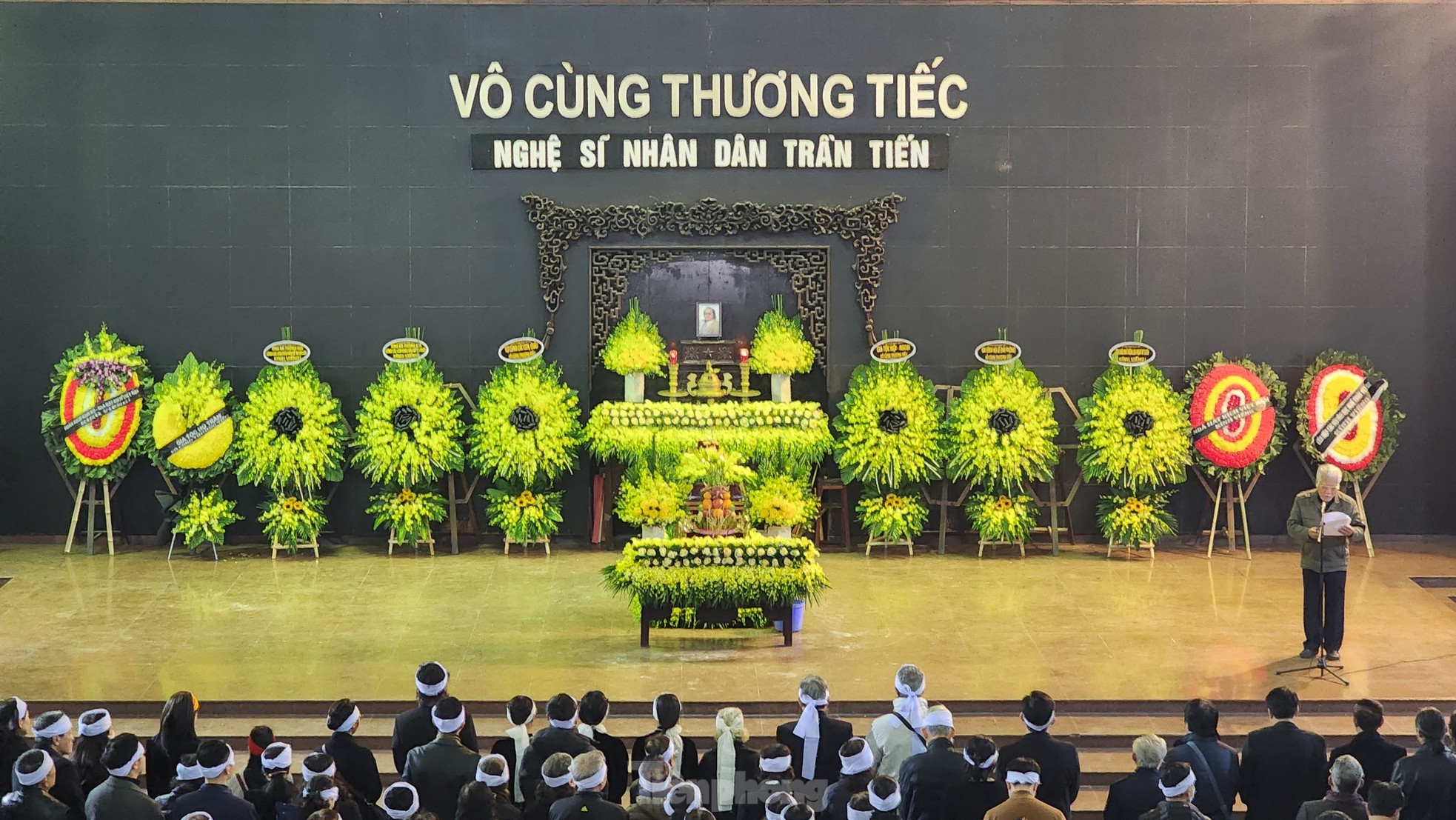 Tiễn đưa NSND Trần Tiến về nơi an nghỉ cuối cùng - Ảnh 12.