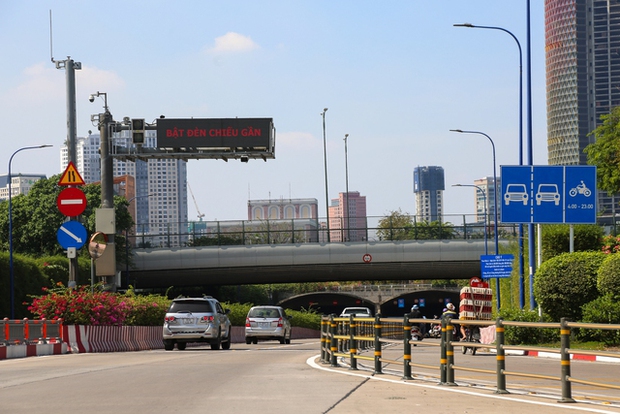 Ngày đầu đi làm sau kì nghỉ Tết: Đường phố Hà Nội kẹt cứng, TP.HCM thông thoáng - Ảnh 24.