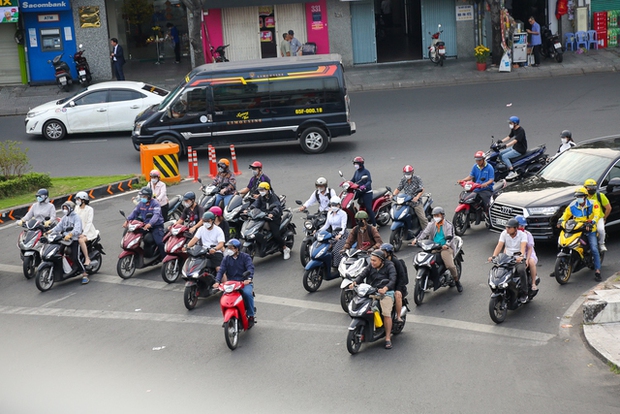 Ngày đầu đi làm sau kì nghỉ Tết: Đường phố Hà Nội kẹt cứng, TP.HCM thông thoáng - Ảnh 16.