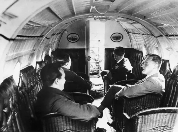 Cảnh tượng trên khoang máy bay từ 100 năm trước - Ảnh 4.