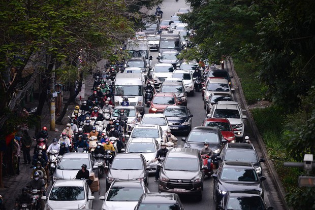 Ngày đầu đi làm sau kì nghỉ Tết: Đường phố Hà Nội kẹt cứng, TP.HCM thông thoáng - Ảnh 10.