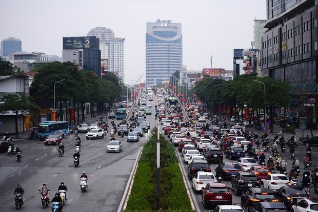 Ngày đầu đi làm sau kì nghỉ Tết: Đường phố Hà Nội kẹt cứng, TP.HCM thông thoáng - Ảnh 7.