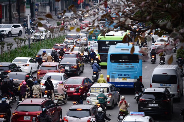 Ngày đầu đi làm sau kì nghỉ Tết: Đường phố Hà Nội kẹt cứng, TP.HCM thông thoáng - Ảnh 5.