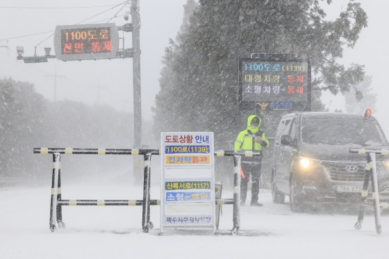 Đợt lạnh kỷ lục càn quét Trung Quốc, Nhật Bản và Hàn Quốc dịp Tết: Vì sao thời tiết cực đoan sẽ là bình thường mới? - Ảnh 1.