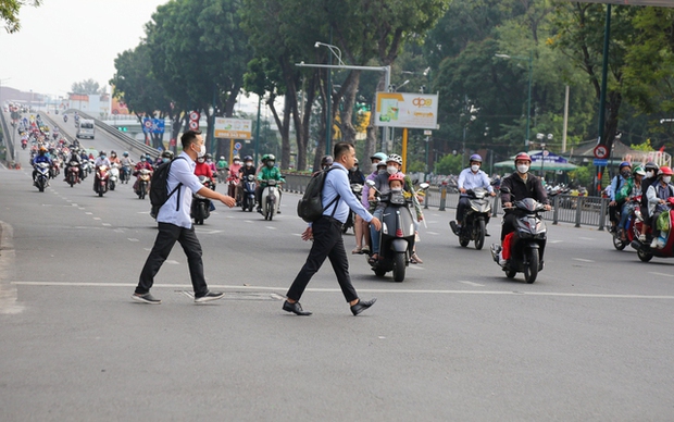 Ngày đầu đi làm sau kì nghỉ Tết: Đường phố Hà Nội kẹt cứng, TP.HCM thông thoáng - Ảnh 20.