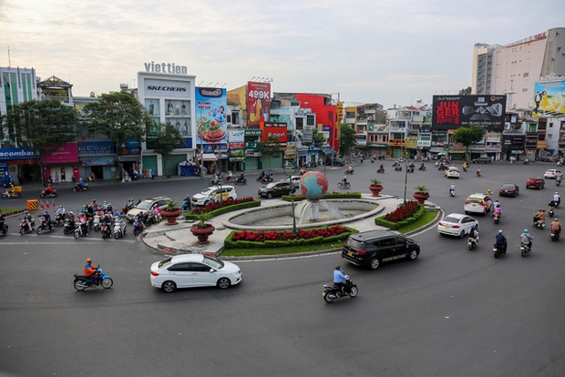 Ngày đầu đi làm sau kì nghỉ Tết: Đường phố Hà Nội kẹt cứng, TP.HCM thông thoáng - Ảnh 19.