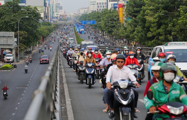 Ngày đầu đi làm sau kì nghỉ Tết: Đường phố Hà Nội kẹt cứng, TP.HCM thông thoáng - Ảnh 17.