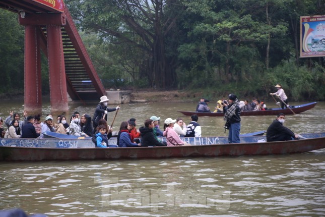 Lễ hội chùa Hương: Du khách vạ vật, thản nhiên chơi bài trên thuyền - Ảnh 7.