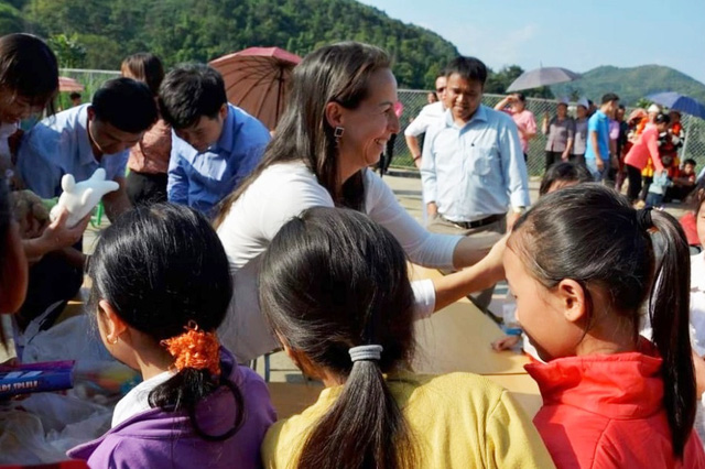 Tấm lòng của nữ nhà văn, doanh nhân gốc Việt với trẻ em nghèo - Ảnh 3.