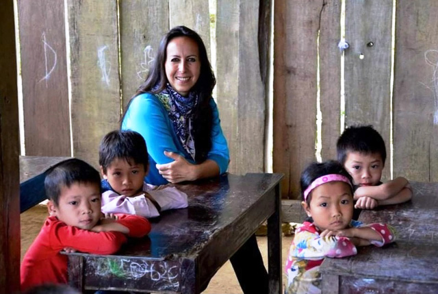 Tấm lòng của nữ nhà văn, doanh nhân gốc Việt với trẻ em nghèo - Ảnh 2.