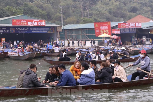 Lễ hội chùa Hương: Du khách vạ vật, thản nhiên chơi bài trên thuyền - Ảnh 5.
