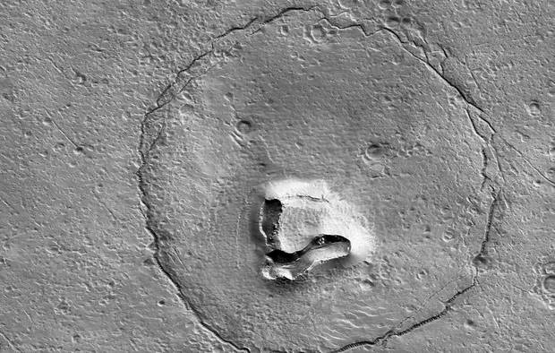 Độc đáo bức ảnh hình mặt gấu trên sao Hỏa - Ảnh 1.