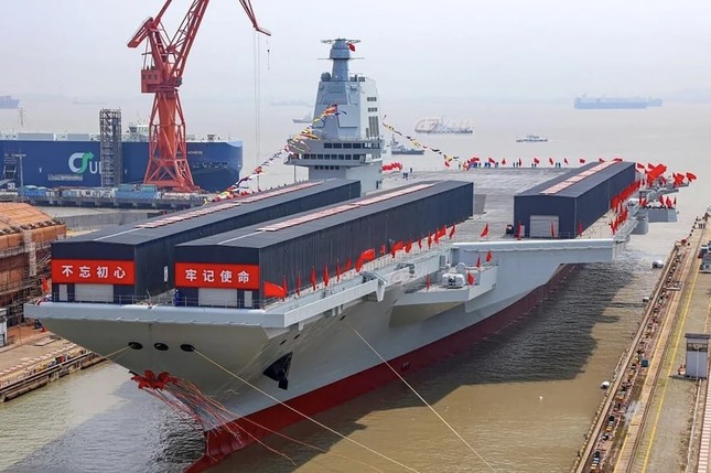 Trung Quốc sắp đưa tàu sân bay hiện đại nhất ra biển chạy thử - Ảnh 1.