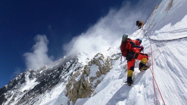 Những điều đáng sợ xảy ra với cơ thể con người tại vùng tử thần của đỉnh Everest - Ảnh 5.