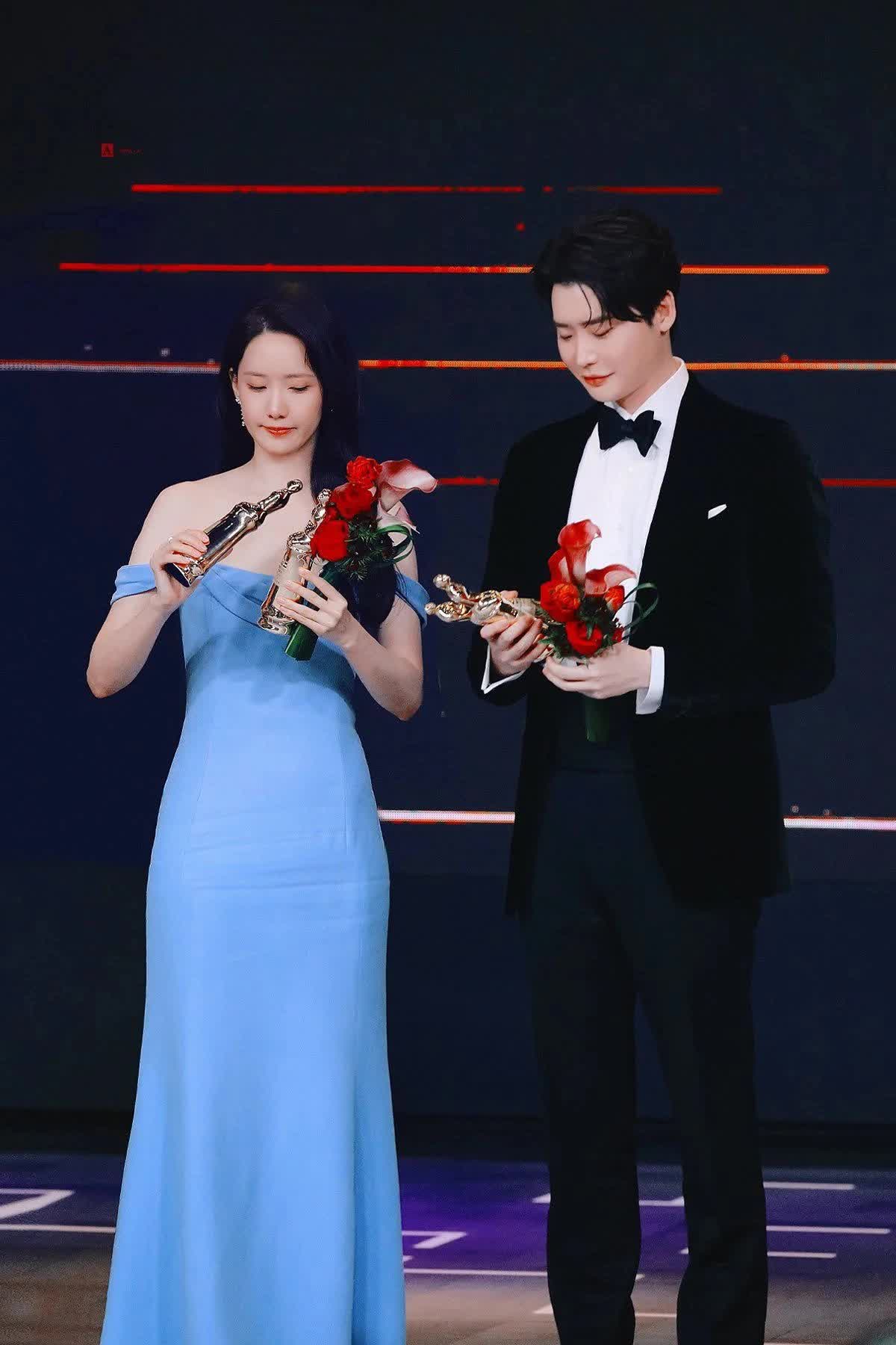 Ngại ngùng nhất lễ trao giải MBC: Lee Jong Suk lỡ lời gọi Yoona là vợ, fan rần rần đòi công bằng cho IU - Ảnh 7.